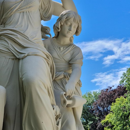 Originale Sandsteinskulptur der „Vier Tageszeiten“ im Chemnitzer Schlosspark – Ausgangspunkt für das 3D-Modell; Bildquelle: https://commons.wikimedia.org/wiki/User:Schwarz_Chronik